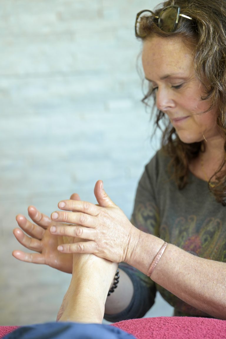 Séance de bien-être associant hydromassage, réflexologie crânienne et plantaire au cabinet d’Ariane Nanjod à Saint-Sébastien-sur-Loire, Nantes Sud.