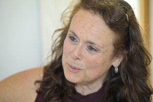 Portrait d'Ariane Nanjod échangeant avec un responsable pour préparer une intervention de réflexologie en entreprise à Nantes.